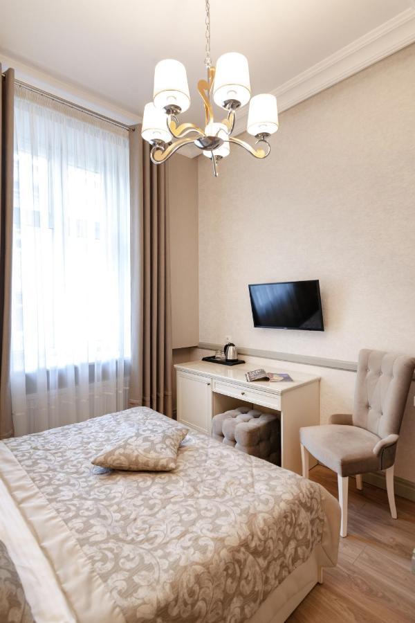 Royal Mini-Apart Hotel On Rynok Square Lviv Exterior photo